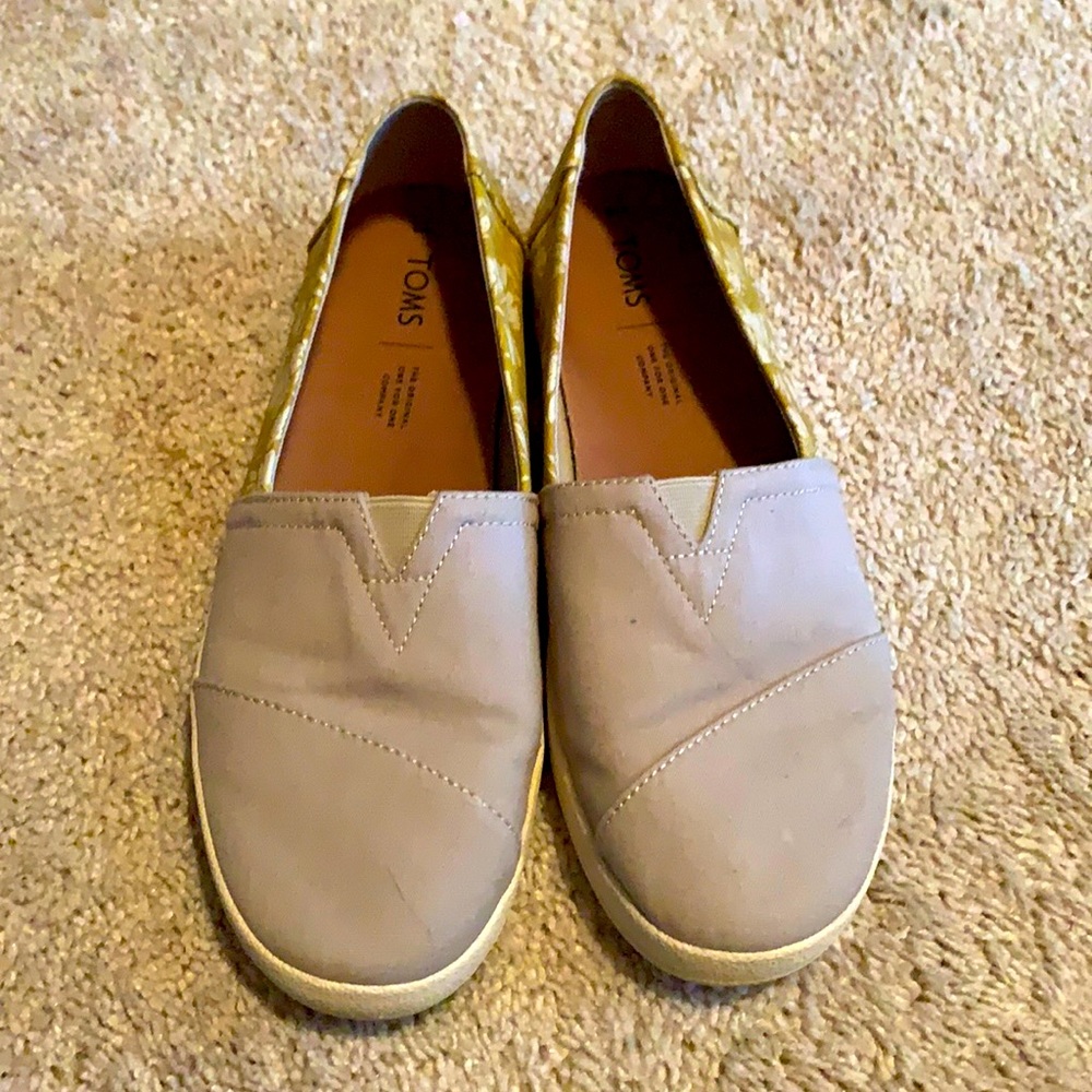 EUC TOMS Avalon slip on shoes